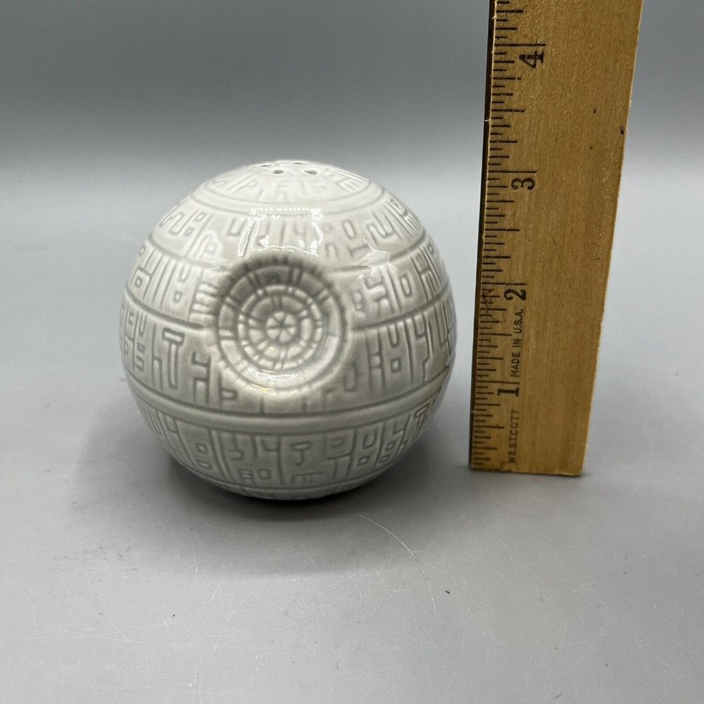 Disney Star Wars Ceramic Death Star Magnetic Salt & Pepper Shakers Lucasfilm - Picture 7 of 9